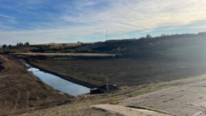 Lucrările la acumularea Lățunaș din Timiș avansează. 30% din lac a fost decolmatat