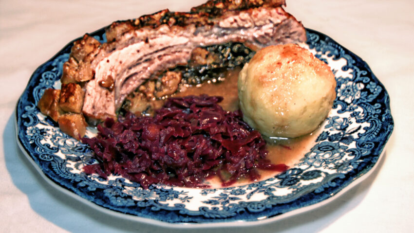Mecklenburger Rippenbraten – rețetă germană de friptură de porc cu mere și prune