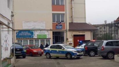 Elevul de 13 ani care a atacat cu cuțitul o profesoară și doi elevi în Bistrița a fost externat și adus la audieri