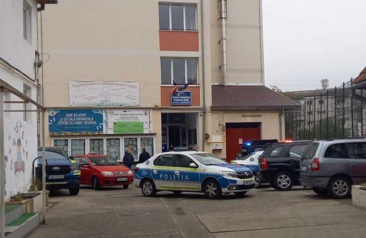 Elevul de 13 ani care a atacat cu cuțitul o profesoară și doi elevi în Bistrița a fost externat și adus la audieri