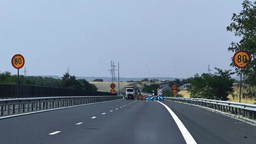 Restricții de circulație pe autostrada A1, în Timiș, înainte de nodul rutier Margina. Viteza este limitată la 60 km/h