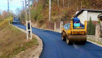 Lucrări de asfaltare, reparații și curățenie în mai multe zone din Reșița. Au început și pregătirile pentru iluminatul festiv