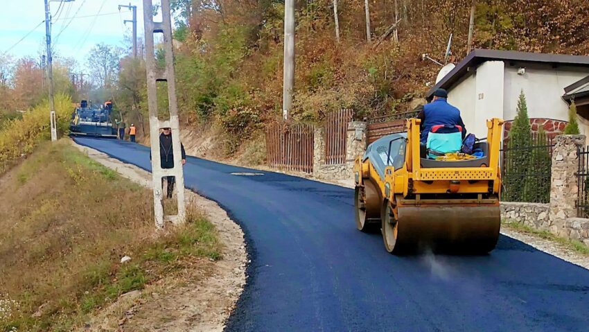 Lucrări de asfaltare, reparații și curățenie în mai multe zone din Reșița. Au început și pregătirile pentru iluminatul festiv