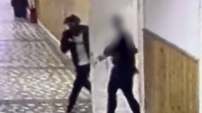 Atac premeditat în școala din Bistrița: anchetatorii spun că adolescentul de 13 ani și-a ales ținta din cauza culorii pielii