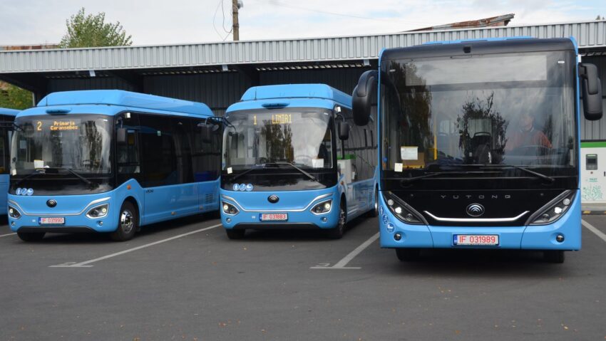 Caransebeș primește un autobuz și două microbuze electrice pentru transportul public. Investiția face parte dintr-un proiect de aproape 8,8 milioane de euro