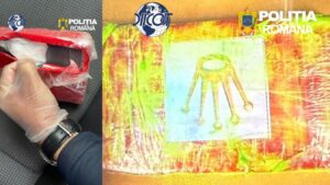 Un kilogram de cocaină, tranzacționat cu 60.000 de euro la Caransebeș. Două persoane, reținute de DIICOT