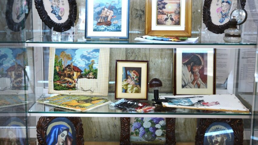 Expoziție de goblenuri și macrameuri la Reșița, pe 20 octombrie. Lucrări realizate manual, pe simeze