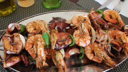 Caserolă cu fructe de mare – rețetă cu creveți, calamari și midii