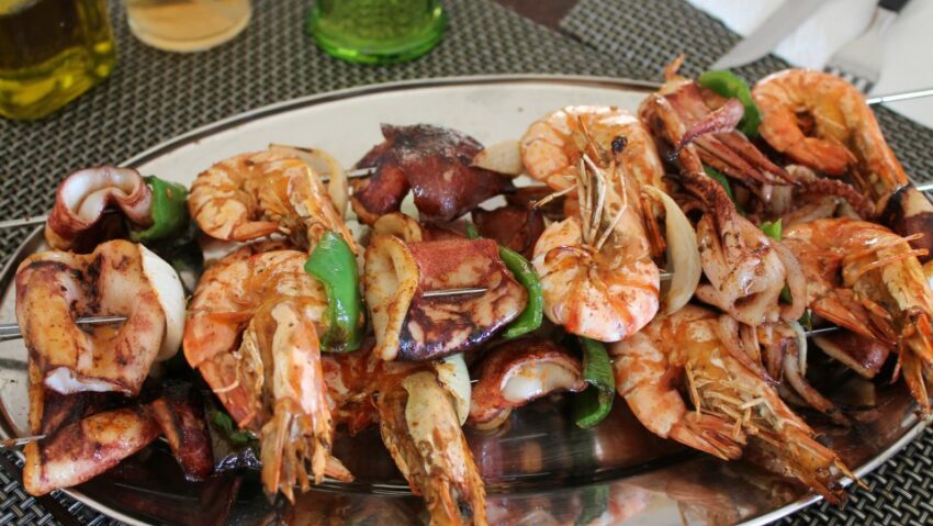Caserolă cu fructe de mare – rețetă cu creveți, calamari și midii