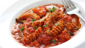 Tripă în stil basc – rețetă de burtă de vită cu chorizo și sos Biscaya