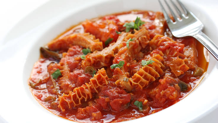 Tripă în stil basc – rețetă de burtă de vită cu chorizo și sos Biscaya