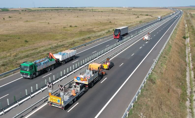 Lucrări de refacere a marcajelor rutiere pe autostrăzile A1, A6 și A11. Șoferii sunt avertizați asupra restricțiilor
