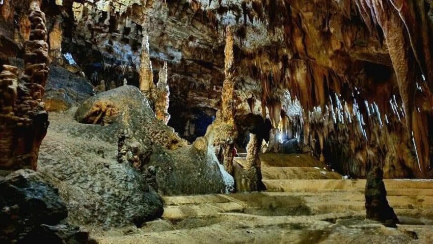 Peștera Comarnic se închide pentru vizitare din 2 noiembrie. Ultimul weekend în care poate fi explorată