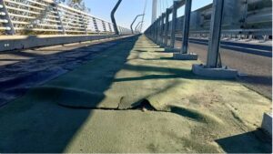 Podul hobanat din Arad, în reparații la doar nouă luni de la inaugurare. Tartanul de pe trotuare și pista de biciclete s-a desprins