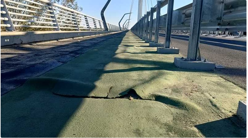Podul hobanat din Arad, în reparații la doar nouă luni de la inaugurare. Tartanul de pe trotuare și pista de biciclete s-a desprins