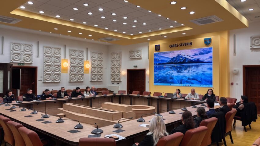Prevenirea traficului de persoane și a violenței în școli, priorități în Caraș-Severin. Proiectul „Puternic fără violență, liber fără dependență!” continuă