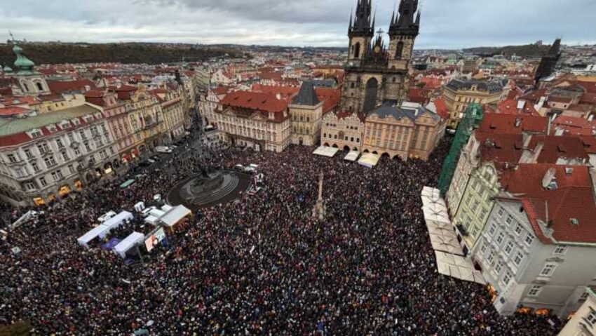 Proteste masive în Cehia: zeci de mii de oameni contestă reforma mass-media și avertizează asupra riscului de cenzură