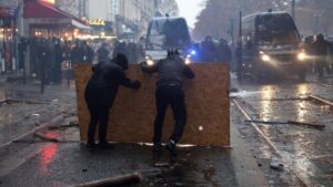 Proteste violente în Franța: confruntări cu poliția la Paris și Marsilia. Aproximativ 400.000 de manifestanți au ieșit în stradă