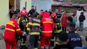 Băiat de 14 ani, salvat după ce a căzut într-o fântână de 4 metri, la Reșița