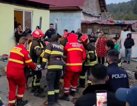 Băiat de 14 ani, salvat după ce a căzut într-o fântână de 4 metri, la Reșița