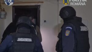 Caraș-Severin: șase persoane cercetate pentru constituirea unui grup infracțional organizat și trafic de migranți