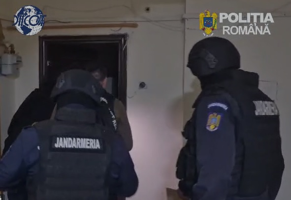 Caraș-Severin: șase persoane cercetate pentru constituirea unui grup infracțional organizat și trafic de migranți