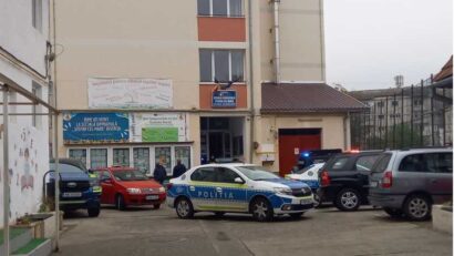 Atac cu cuțitul într-o școală din Bistrița. O profesoară și un elev au ajuns la spital, iar mai mulți copii au suferit atacuri de panică