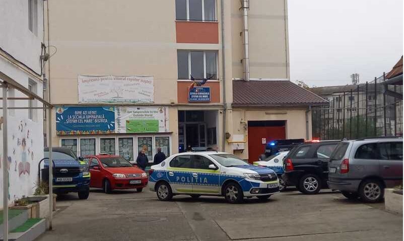 Atac cu cuțitul într-o școală din Bistrița. O profesoară și un elev au ajuns la spital, iar mai mulți copii au suferit atacuri de panică
