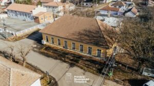Două firme vor să modernizeze Școala Mică din Plopi. Clădirea va fi transformată în grădiniță cu program prelungit
