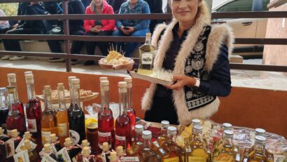 Produse tradiționale și bunătăți de casă, direct din gospodării, la Cornereva: brânzeturi, fructe, slănină și băuturi de casă