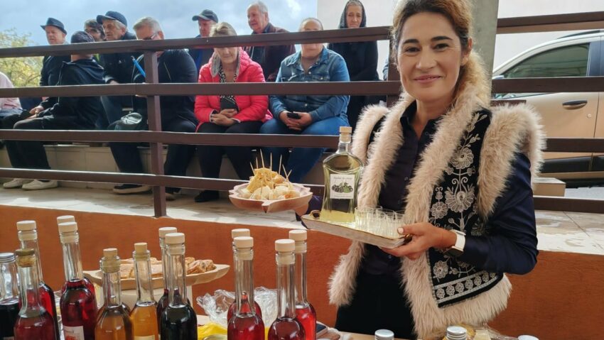 Produse tradiționale și bunătăți de casă, direct din gospodării, la Cornereva: brânzeturi, fructe, slănină și băuturi de casă