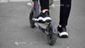 Casca de protecţie ar putea deveni obligatorie pentru toţi utilizatorii de trotinete şi biciclete electrice