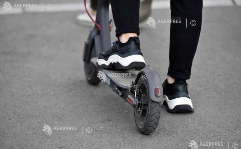 Casca de protecţie ar putea deveni obligatorie pentru toţi utilizatorii de trotinete şi biciclete electrice